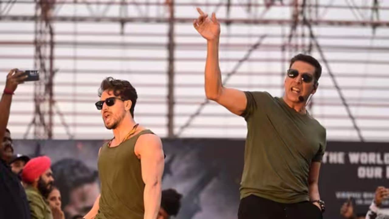 Slippers Thrown On Akshay Kumar And Tiger Shroff In Lucknow