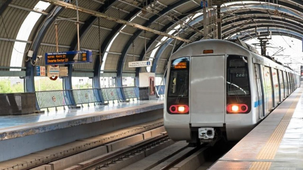 Delhi Metro Gates Closed Amid AAP Protests; These Stations Will Remain Shut